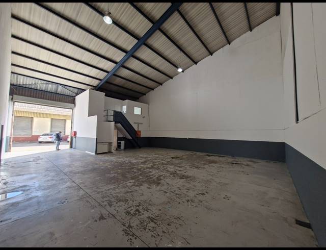 233M² FACTORY TO LET IN JET PARK